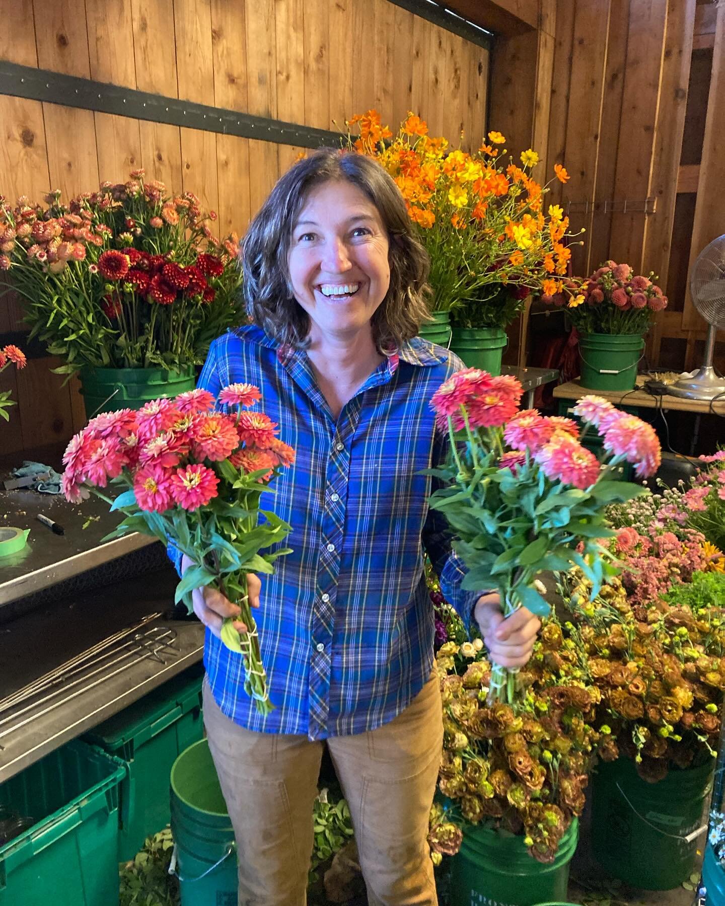 Flower order madness (in the best way!) 🌸🌀🌸
The crew has been harvesting non-stop to get all of these gorgeous blooms out of the field and to the wonderful florists of the Bay Area! Zoe, our flower queen, putting it all together to get each bunch 