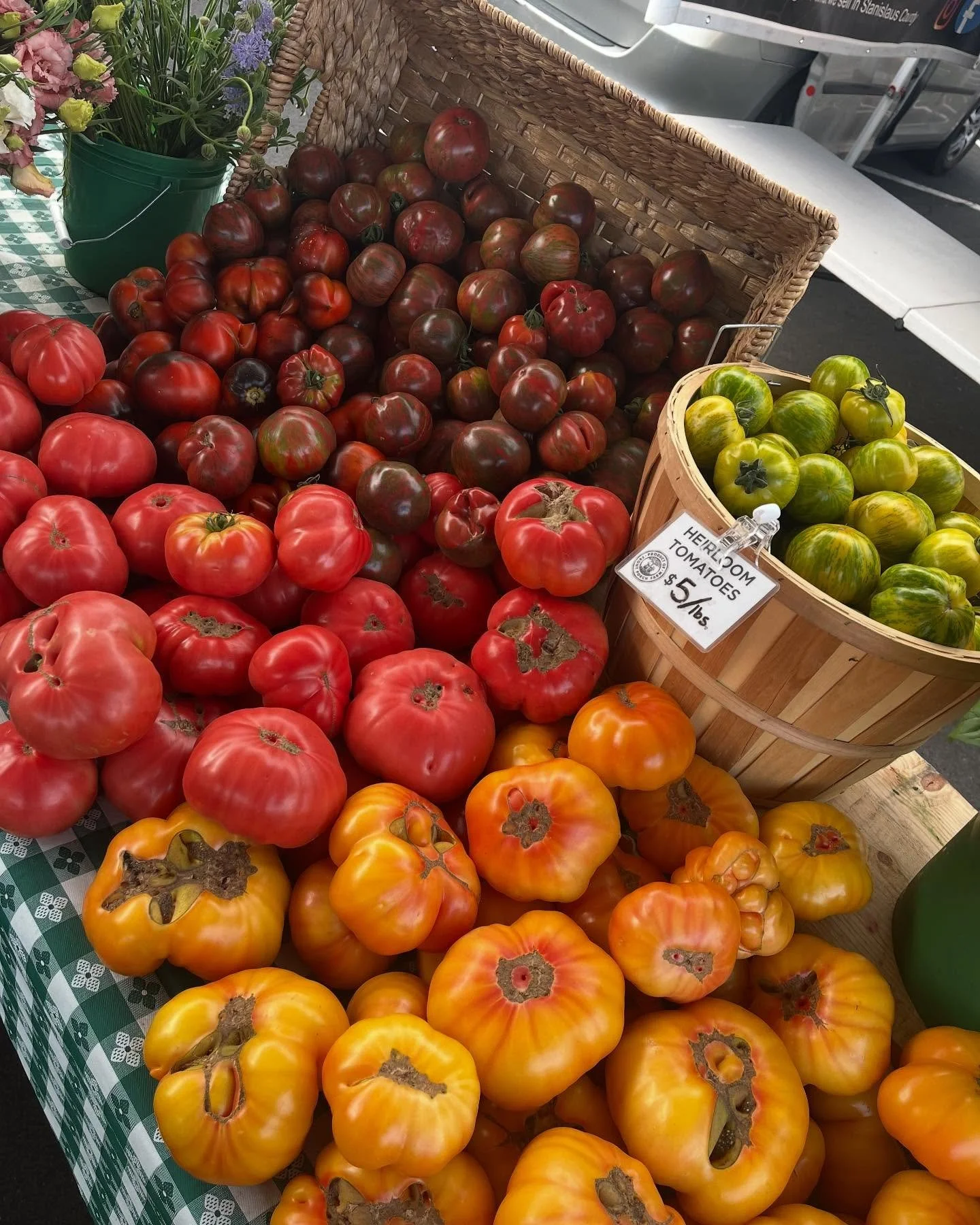 Weekend market scenes 🧺🌱
.
.
.
#eatseasonally
#shoplocal
#knowyourfarmer 
#organicveggies 
#organicflowers 
#fpfarm