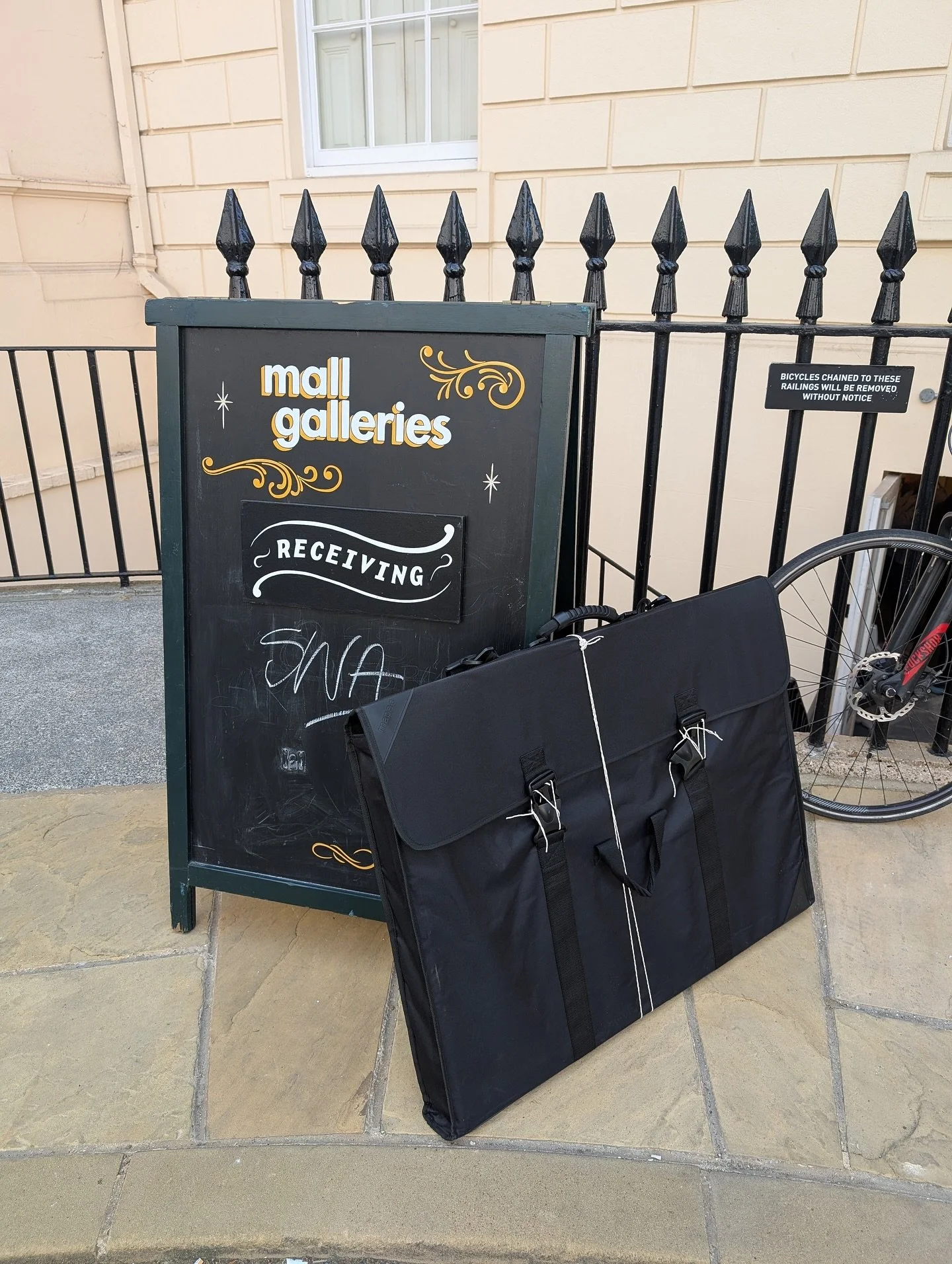 Lovely trip to @mallgalleries to drop off my work for Society Women Artists exhibition. My trusty portfolio did its usual fab job of transporting (heavy) artwork, this time with addition of string as one print a bit wider than usual 🫣. Really lookin