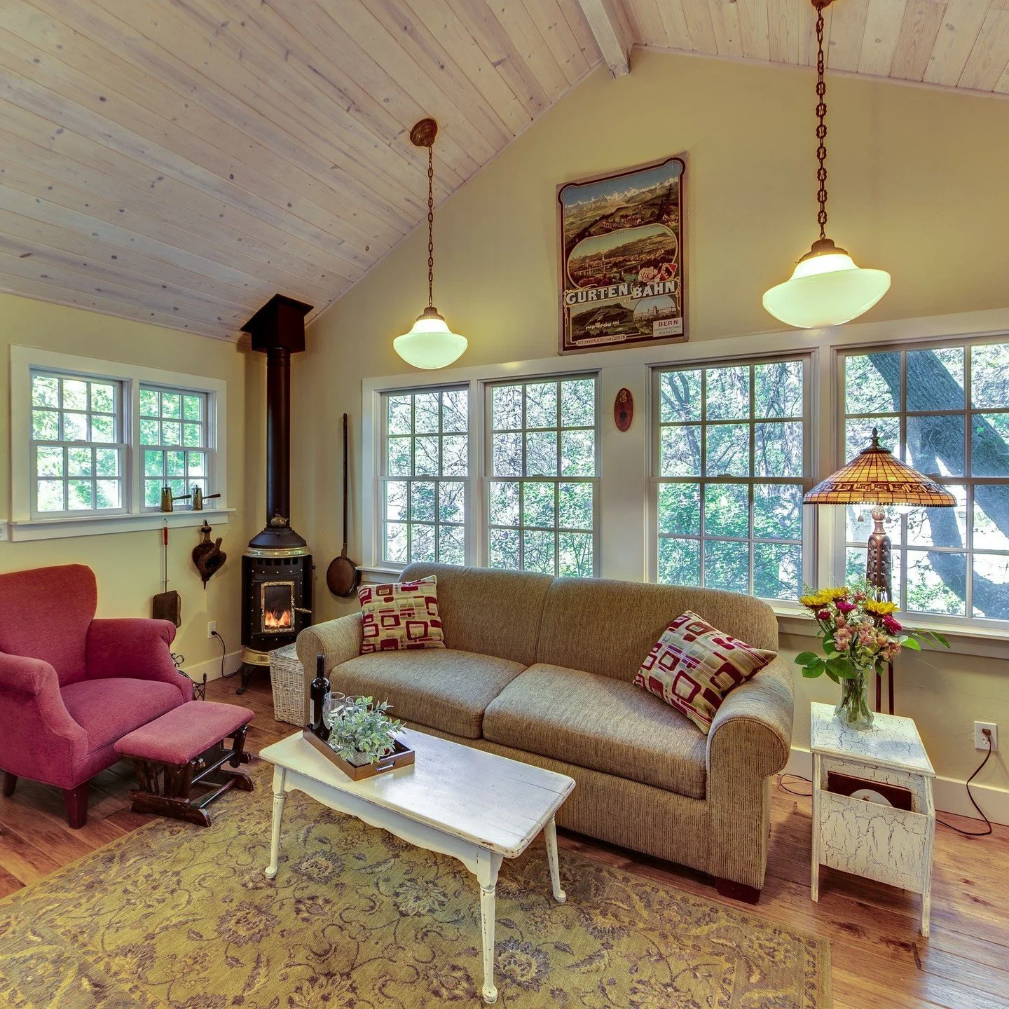 Heard House⁠
&quot;We had a lovely stay in the Heard House in Murphys!! The cottage was so cozy and comfortable. We felt right at home!! The space is well appointed. It was also a nice touch to find fresh flowers in a vase upon arrival! Janet was ver