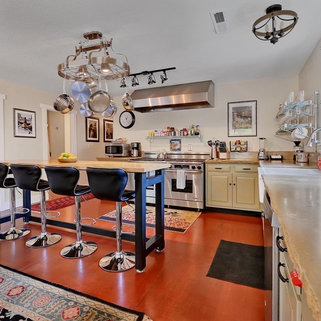 The Villa ⭐️⭐️⭐️⭐️⭐️⁠
"This is one of my husband's favorite places to stay! He especially loves the kitchen and the grounds. It was another great family get together - thank you!"⁠
-Tamara⁠
⁠
⁠
⁠
#visitmurphys #gocalaveras #lovingcalaveras 