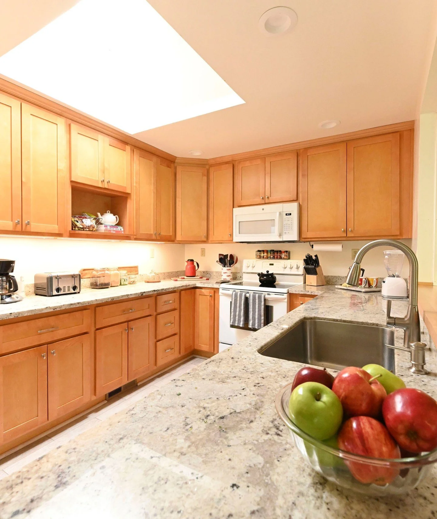 Happy Hollow ⭐️⭐️⭐️⭐️⭐️⁠
"For 7 years on a row we have stayed in one of Janet&rsquo;s homes every November. Her Happy Hollow home feels like home away from home for me and my family. It&rsquo;s a short 5 minute walk to Main St but is so quiet an