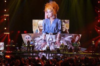 ROCK & ROLL HALL OF FAME - CYNDI LAUPER