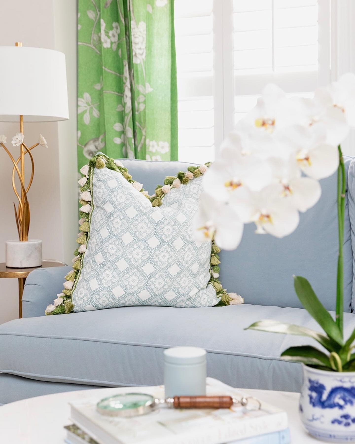 Still smitten with this coastal grandmillennial living room.🛋️🤍It's a delightful blend of chinoiserie charm, a soothing blue-green palette, and timeless southern details. 

Find more pics &amp; details from this project on the blog!