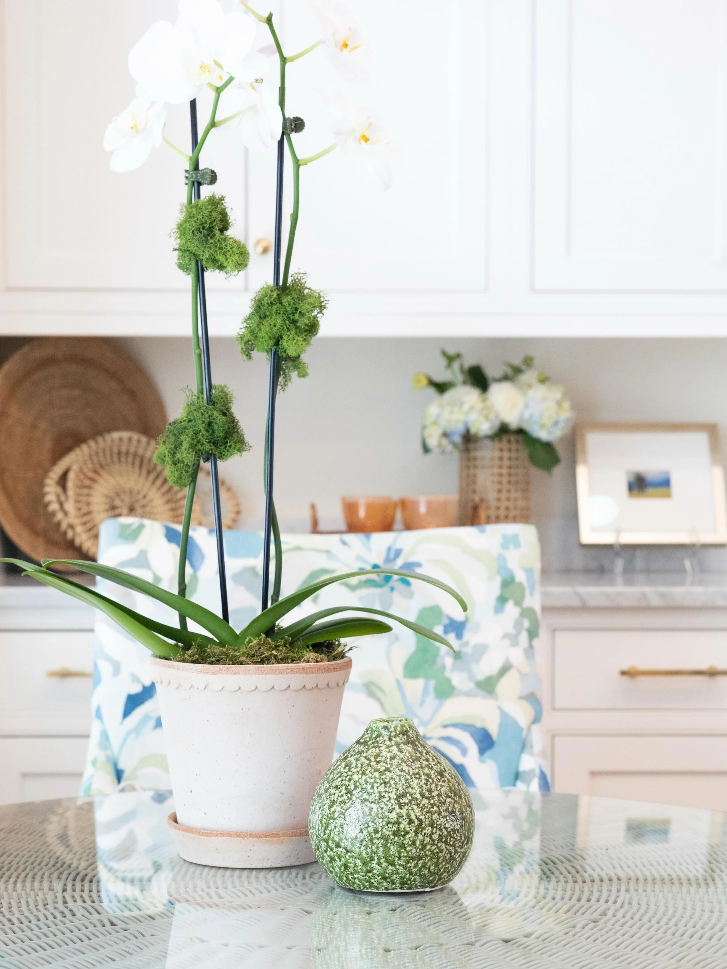 Even on a rainy weekend, this coastal-inspired nook feels bright, fresh, and inviting. Layered textures, cheerful florals, and plenty of charm make this one of our favorite spots in the home. 🌿☕️