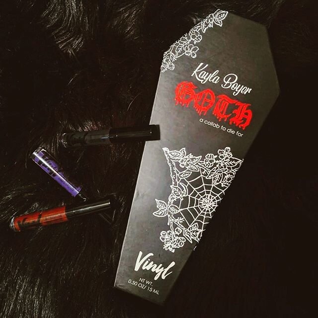 Such a great liquid lipstick set by @vinylcosmeticscult in collaboration with @kayla_boyer ! In this cute coffin box you get a matte black , deep purple and deep red . Set is available here ! 🖤✨💄