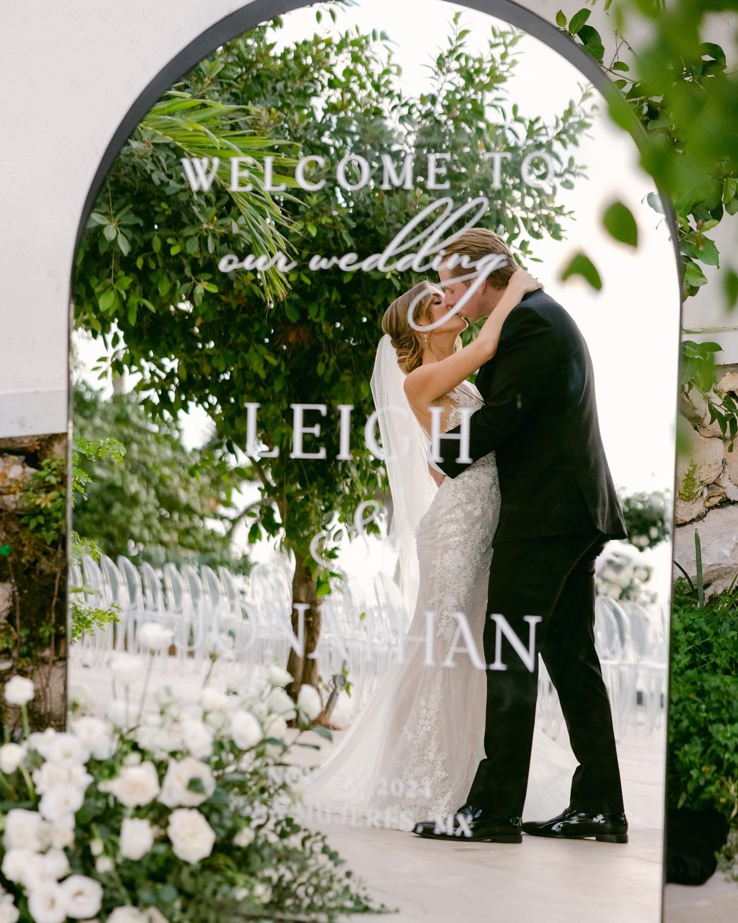 L&amp;J&hellip;. I do&rsquo;s. Cloud 9

Fine Art Wedding Photography @moni_adri_photography 
Venue @impressionislamujeres 
Wedding Planner @soontobewedding 
Floral Design &amp; Decor @canteiroweddings 
Video @frameweddingfilm 
Wedding Gown @inesdisan