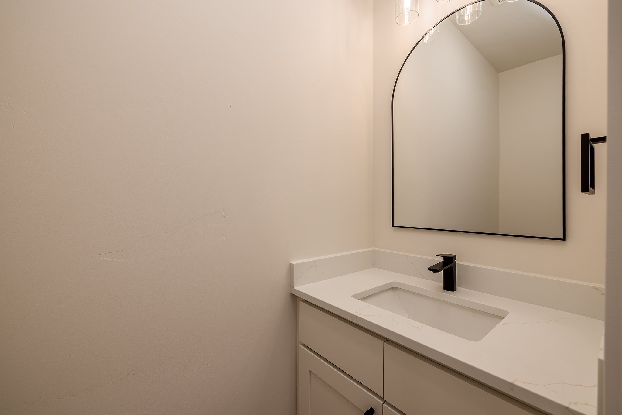 042_2025.11.20 . 1740 W Pipstone Dr.jpg