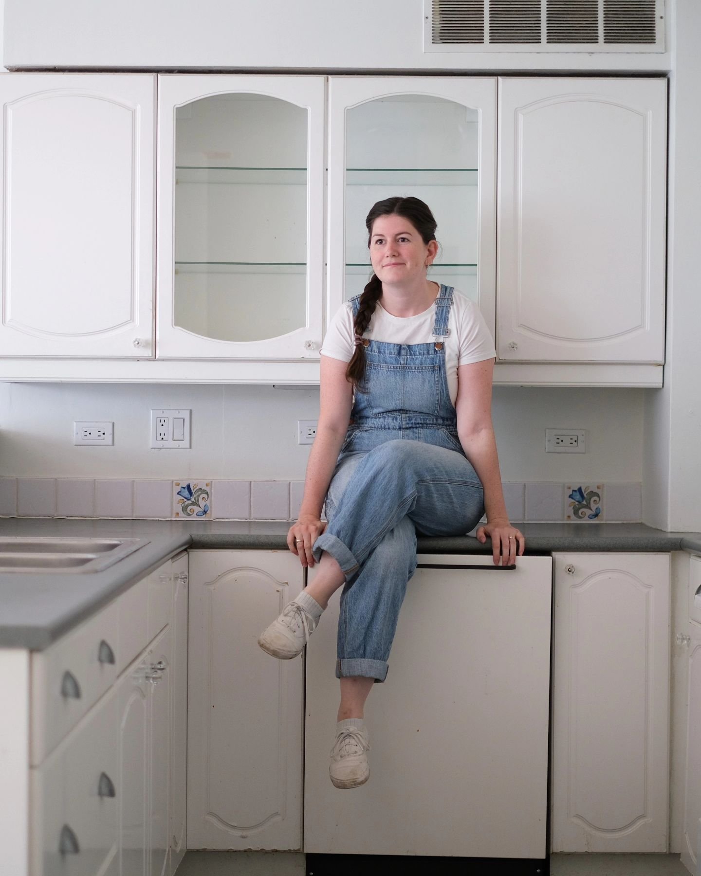 With the renos in full swing, I've been reminiscing about how I bought this place at 24, with a downpayment plus $7 in my bank account.

There were a lot of sacrifices, but I am here to say that it is still possible to own a home in this market. 

Li