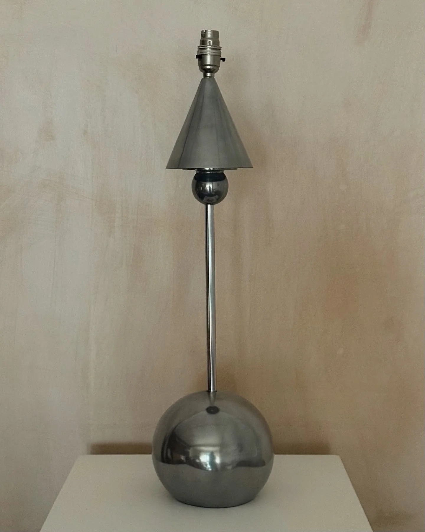 An iconic British made David Hunt Spearhead lamp. David hunting lighting - a long established British manufacturer of bespoke and luxury lighting based in the Cotswolds has a provenance dating back 300 years. 
The spearhead lamp was originally avail