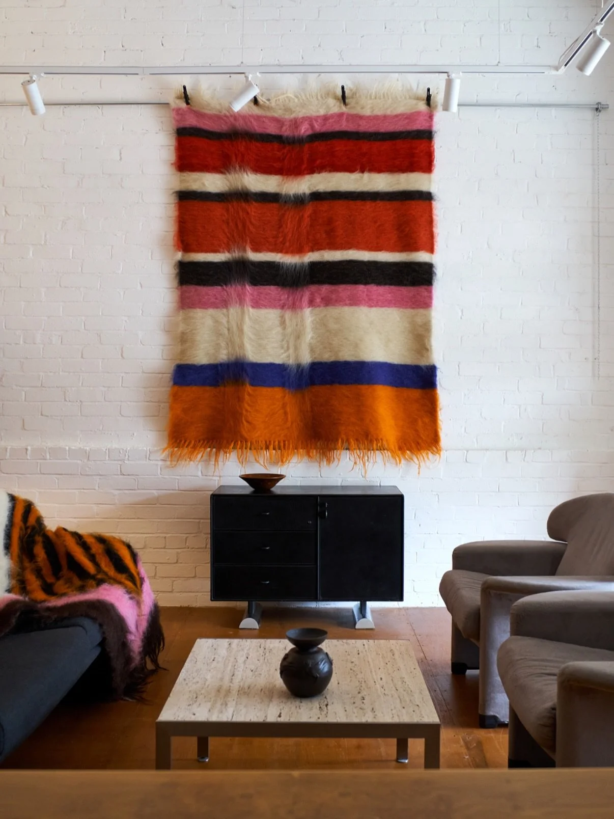 Looking back on this styling shoot at the studio from a few weeks ago with @cup_and_cloth ๐งก
๐ท @clairebingham_design