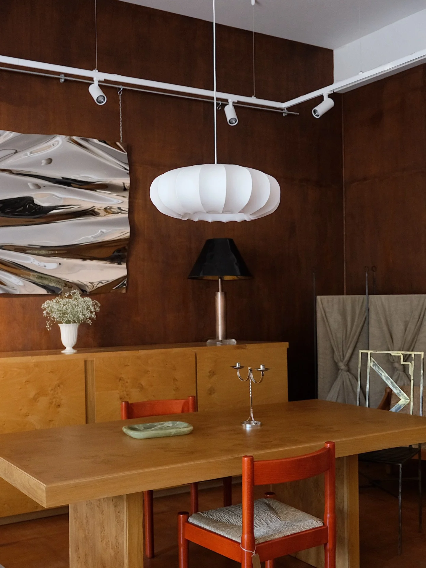 Throwback to the studio last summer when it was tidy! ✨ One-off vintage treasures meet carefully crafted British-made pieces&mdash;each with its own story. I think we&rsquo;ve have something special for everyone! 

Explore our collection online and f