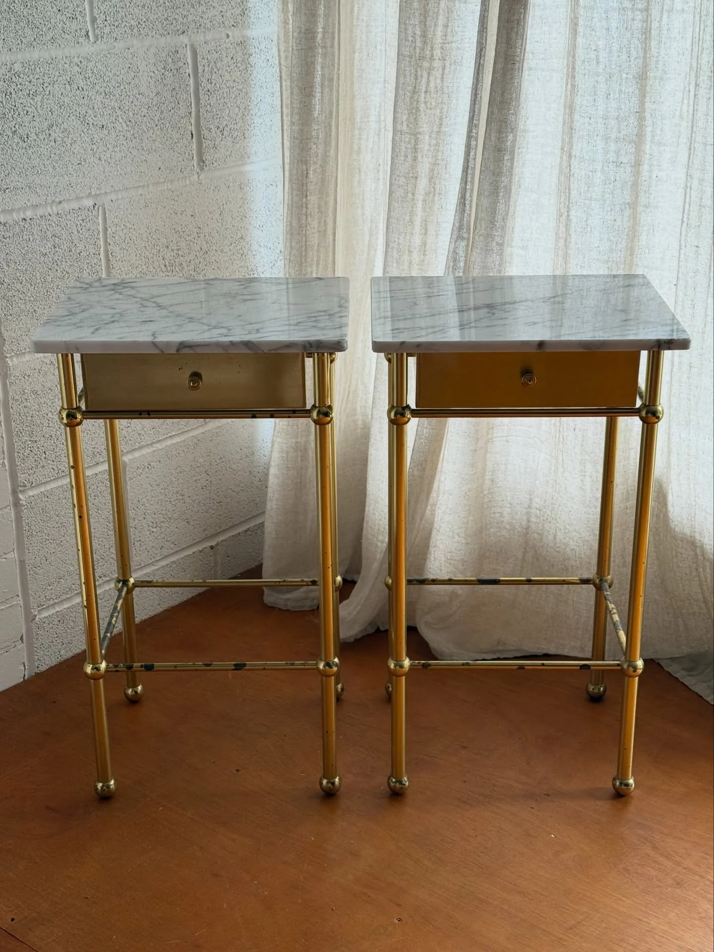 A very lovely pair of heavy and compact bedside tables. Plated brass frames with handy brass fronted drawer, the insides of the drawers are maybe teak. Smooth marble tops. 

Height: 72.5cm 

Width: 41.5cm 

Delph: 35cm

They&rsquo;re in vintage condi