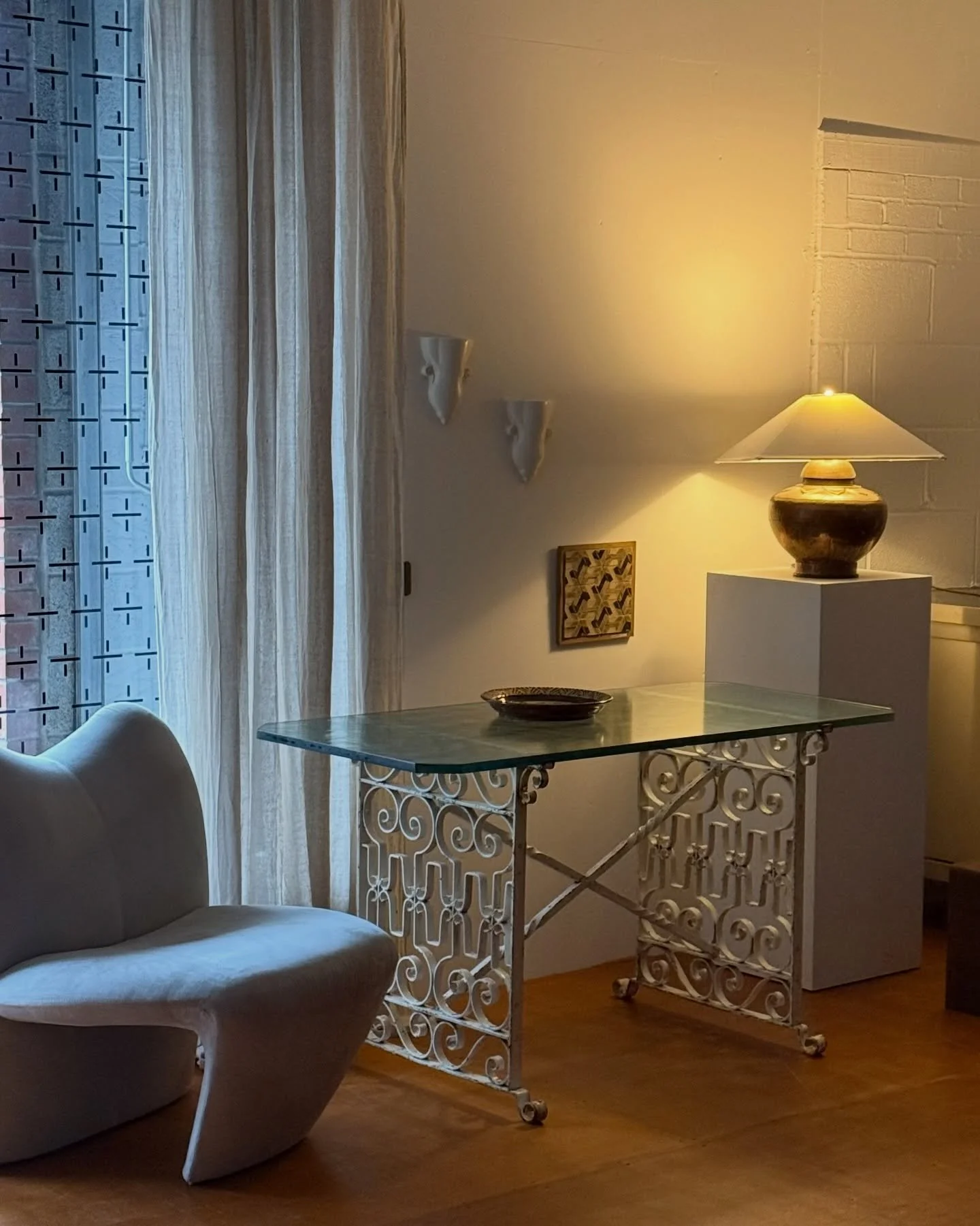 Good morning - it&rsquo;s Saturday morning, my absolute favourite time of the week and my love for this table knows no bounds! I&rsquo;ve seen a slow growing trend towards thick textured glass over the last year and it&rsquo;s something that&rsquo;s 