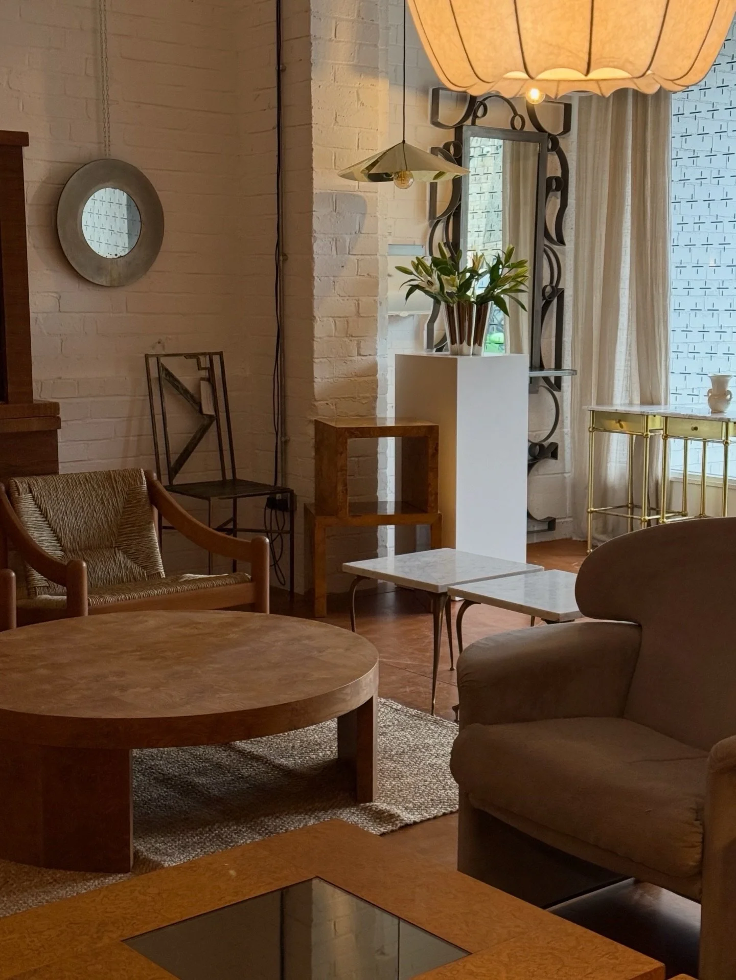 A day of deliveries today so last look at the studio before it switches round again with new pieces arriving later this week. 🤎