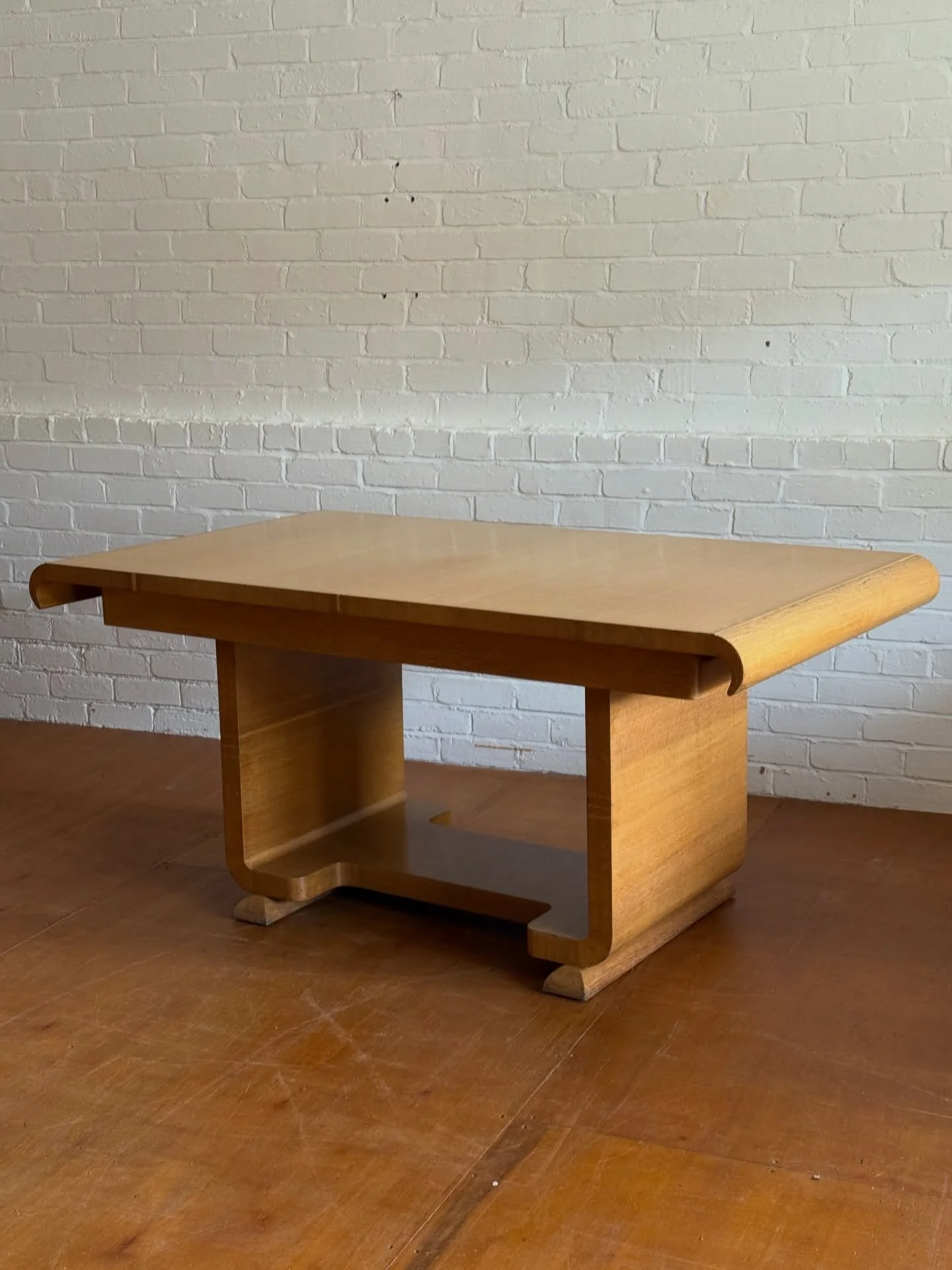 Those most extraordinary Art Deco Solid Oak extending dining table in beautiful vintage condition. 

Available now via the website or DM for more details. 

Thanks Ali 🙏🏻