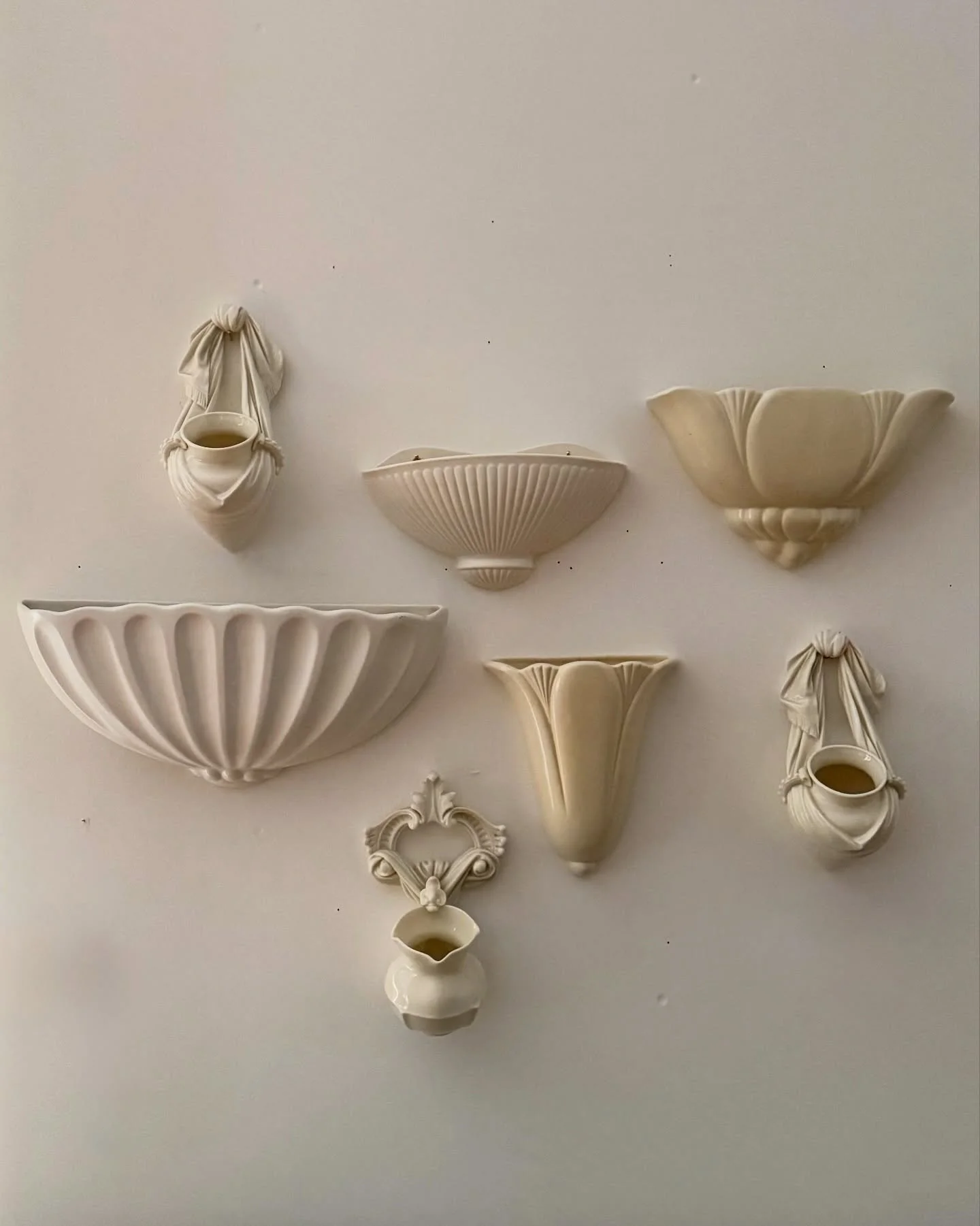 My obsession with these decorative wall vases continues, some dating back to the 1800s whilst others are of the Art Deco period around the 1920-30s. All British Made. Some are online, others not so DM if any catch your eye. 
Thanks Ali 🙏🏻