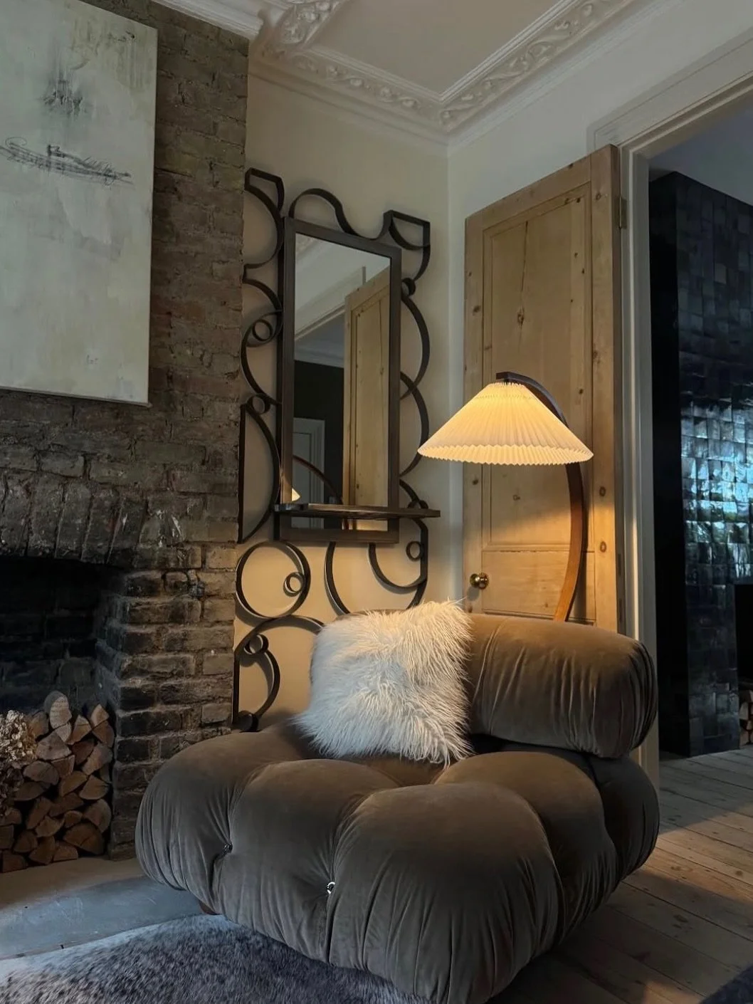 Hi everyone,

One of our huge salon mirrors looking pretty special in a customers home. We have 2 more available in slightly varying designs. Get in touch for more info. 

Thank you for sharing your wonderful space with us @rebeccarhysevans 🤎