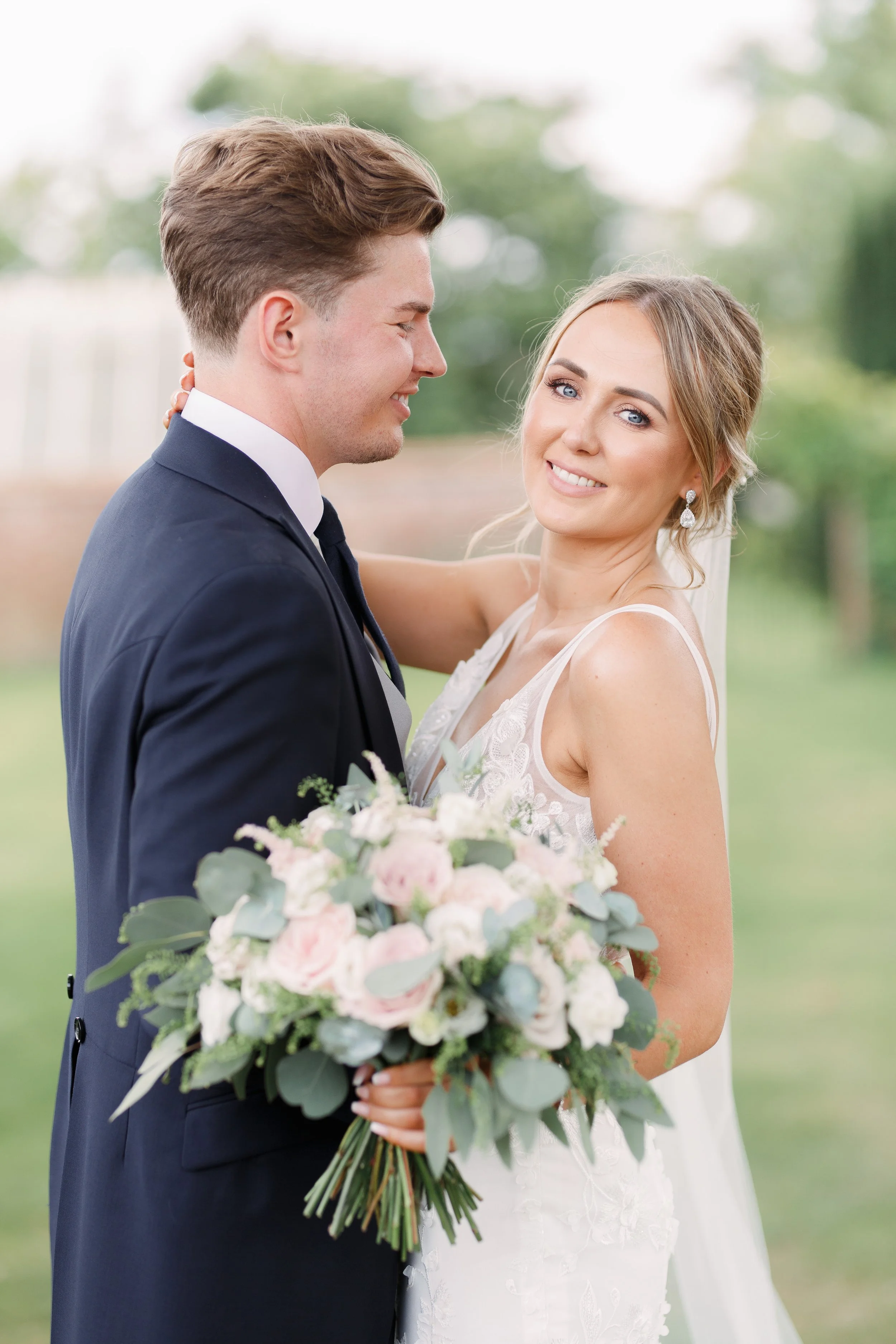  Sian married Joe at Micklefield Hall a popular, country house venue in the beautiful Hertfordshire countryside. Sian decided on a gold smokey eye with glowing, bronzed skin for her bridal makeup.  