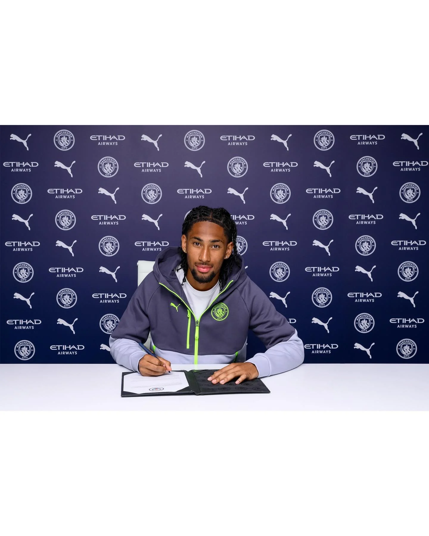 Congratulations @kadenbraithwaite for signing your first professional contract with @mancity 👏🏻

This one was a special for me, being friends with Kadens parents for many years and remembering when his journey at City started it was more than a pri