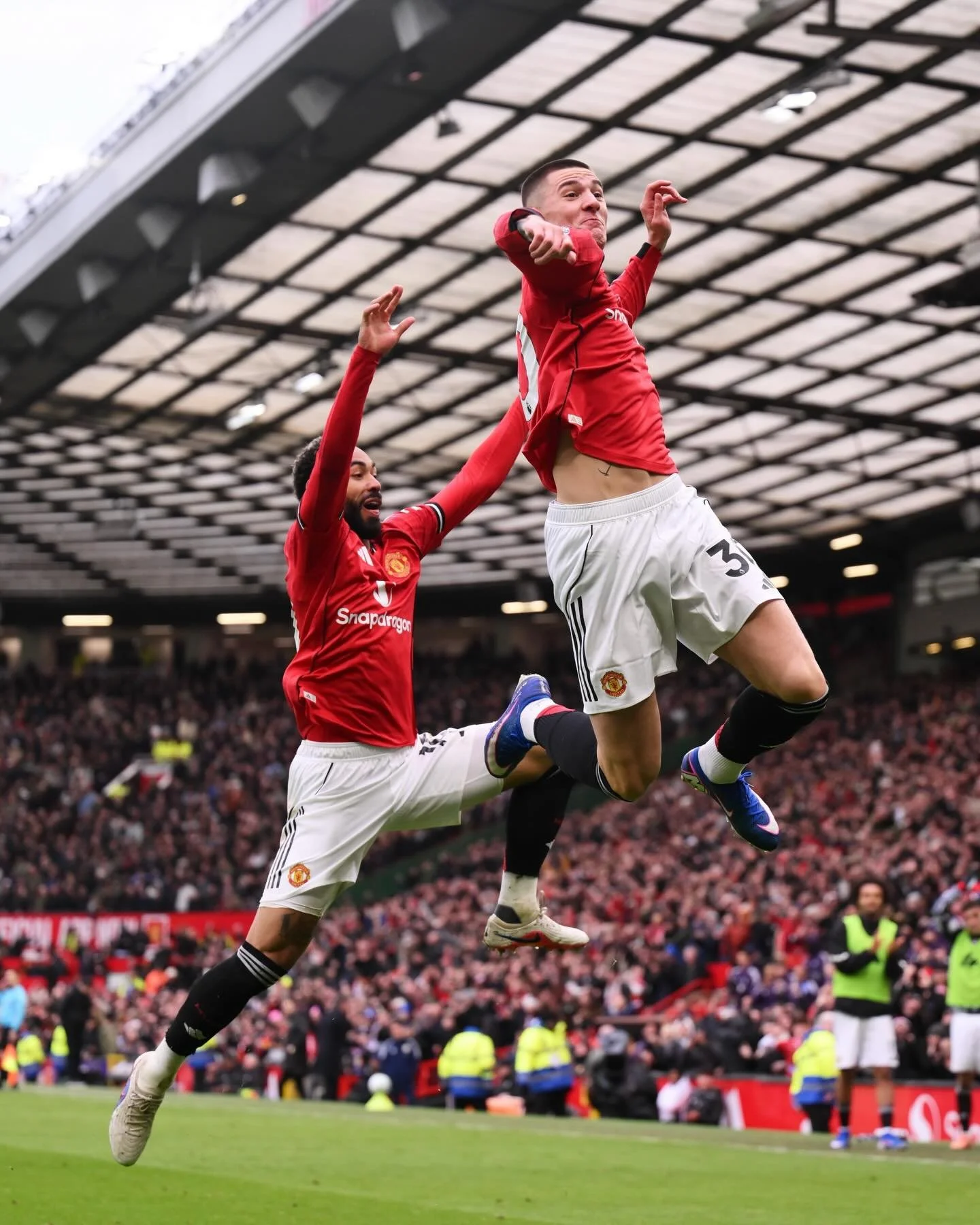 Man Utd 3-1 Aston Villa

Capturing a 6&rsquo;5 striker jumping straight in front of you is harder then you think 😅

Shot for @epa_images

@benjaminsesko @cunha