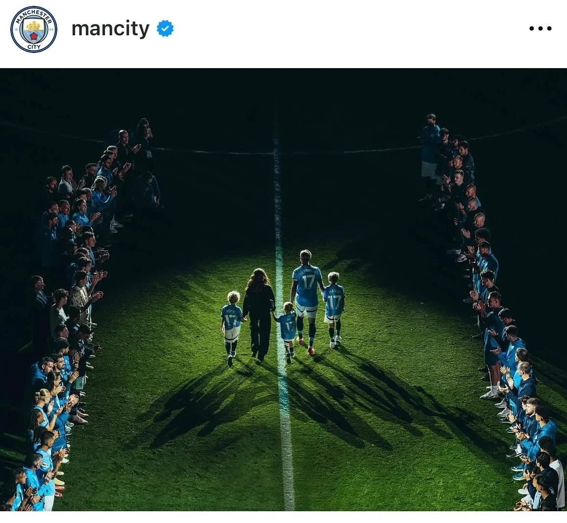 A guard of honour for King Kev 👑 

Shot for @mancity 📸

#kevindebruyne #kdb #manchestercity #premierleague #ethihadstadium #nikon #nikonz8 #sigma135mmart @nikonuknordic