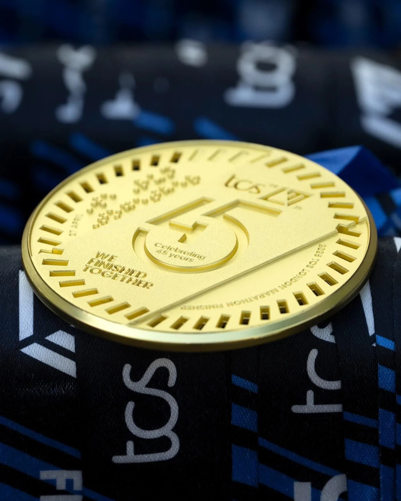 London Marathon sets world record for number of finishers, 56,640. 

Such a privilege to photograph this event. After Running it myself in 2019 &amp; 2021, yesterday was special. London really is the best marathon in the world. 

Shot for @bobmartinp