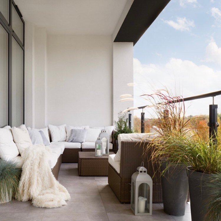 Now that the weather is much improved in the UK (for a short time at least) it is definitely time to make the most of any outdoor space you might have. Like this amazing balcony with a tree top view. The perfect space to relax on summer evenings with