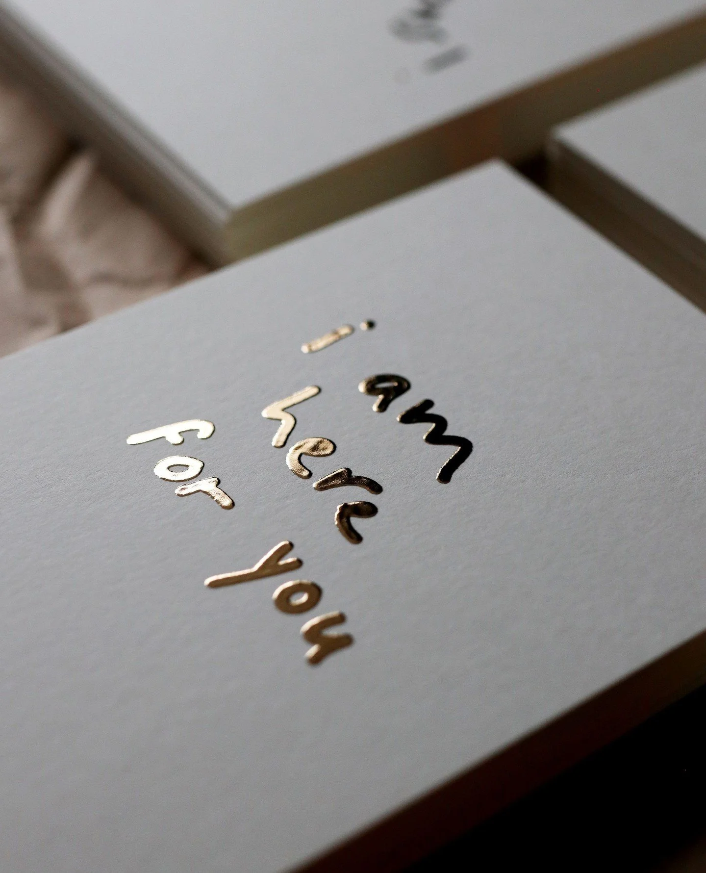 Deze kaart met goudfolie vind je ook in mijn Etsy shop! De handgeschreven letters liggen door de folie &oacute;p het papier. Het 300 grams dikke biotop papier is stevig en goed te beschrijven. Een mooi kaartje om even te laten weten dat je er voor di