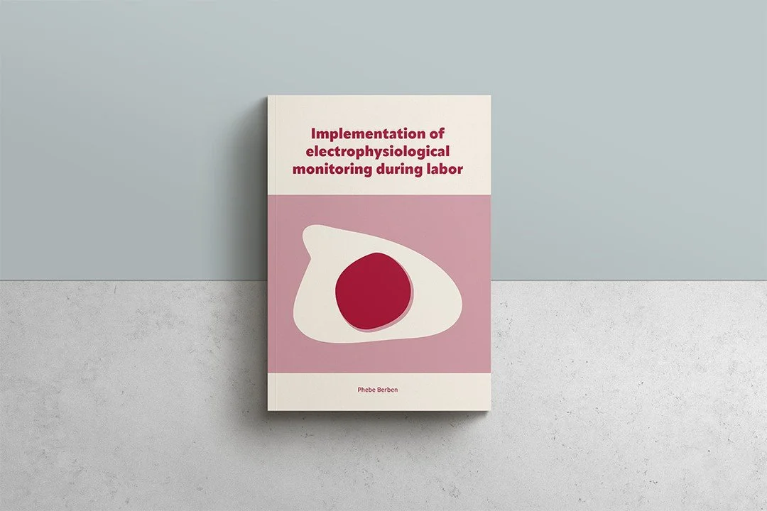 De vakantie is ten einde, tijd om weer eens wat nieuw werk te delen! 🌞 ⁠
⁠
Voor Phebe Berben ontwierp ik deze zomer haar proefschrift, dat ze begin september zal verdedigen. ⁠
⁠
Haar onderzoek gaat over een methode van monitoren tijdens de bevalling