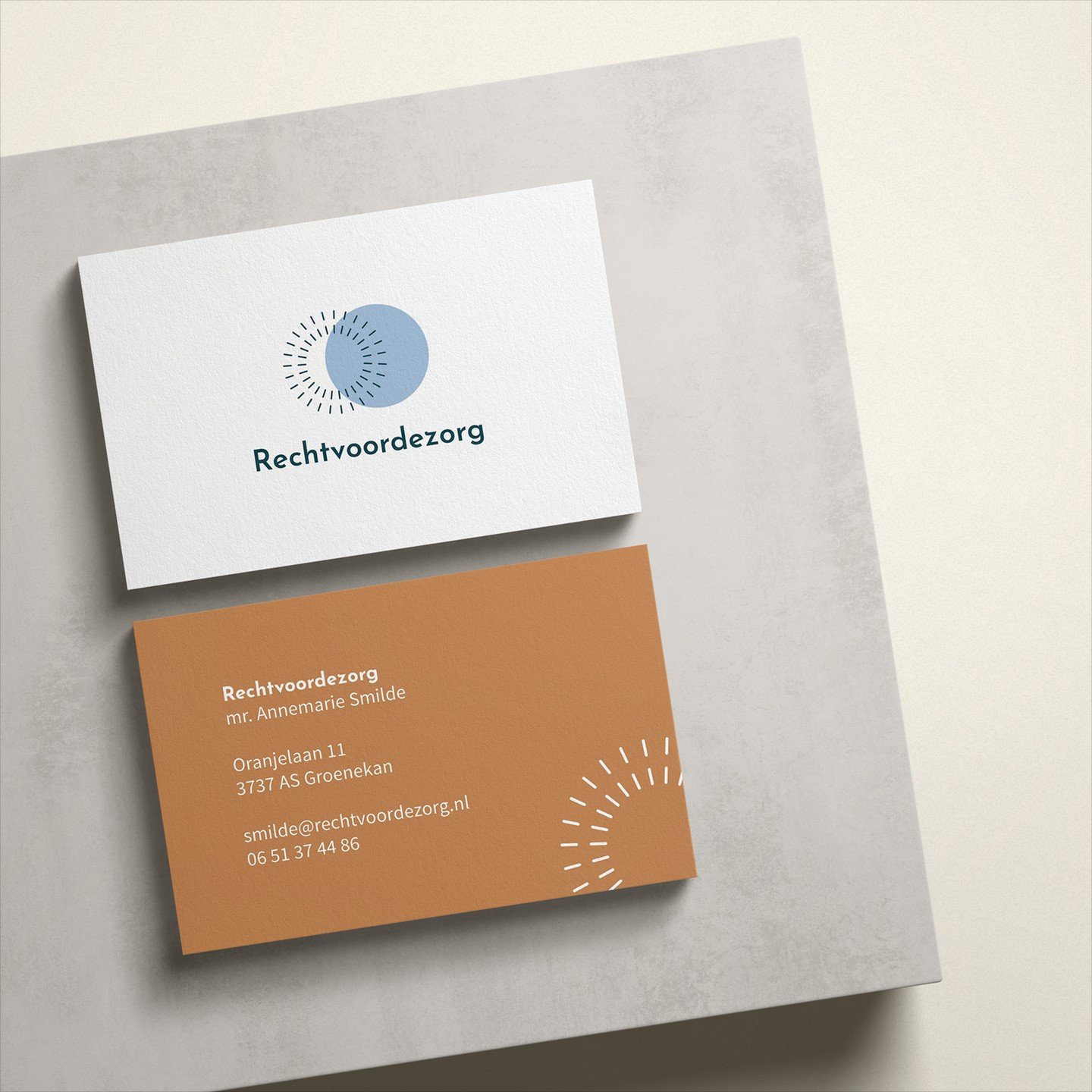 In de vorige 2 posts zag je de kleuren en beeldelementen al voorbij komen, hier zie je hoe de huisstijl bij elkaar komt met kleur, beeldelementen en het logo op de visitekaartjes.