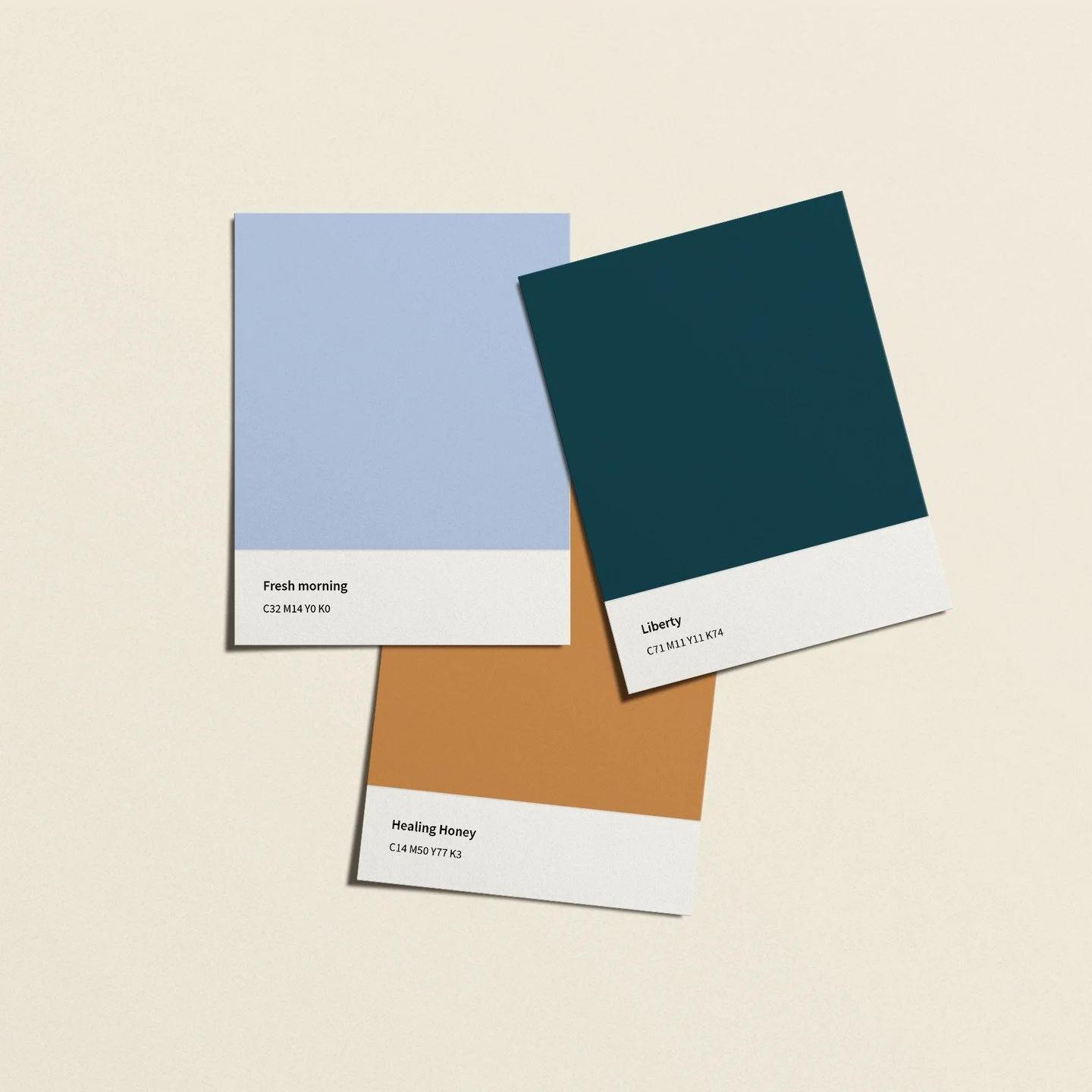 Voor mij begint het ontwerpen van een huisstijl meestal met KLEUR. Het is z&oacute; bepalend voor alle andere onderdelen. Kleur geeft direct richting en sfeer, maar is ook heel persoonlijk. Als je een kleur niet mooi vindt, weet je dat meteen. ⁠
⁠
De