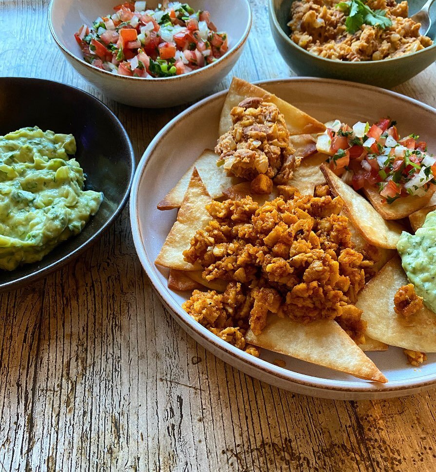 Almost the weekend&hellip; spicy tempeh crumbles on nachos with guac 🥑 

Perfect snacky dinner for the women&rsquo;s euros final or love island?!