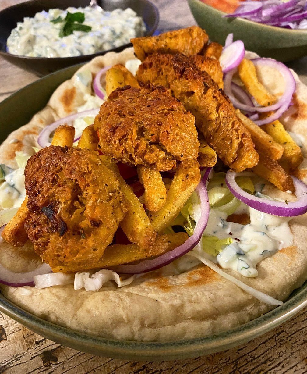Vegan gyros: check out this tempeh-seitan mash up! Save for the ingredients- for full recipe (and more!) sign up to our newsletter on our website 🎉 🍽 

Ingredients:
Tempeh &ldquo;chicken&rdquo; pieces:
● 200g tempeh meades traditional soya bean tem