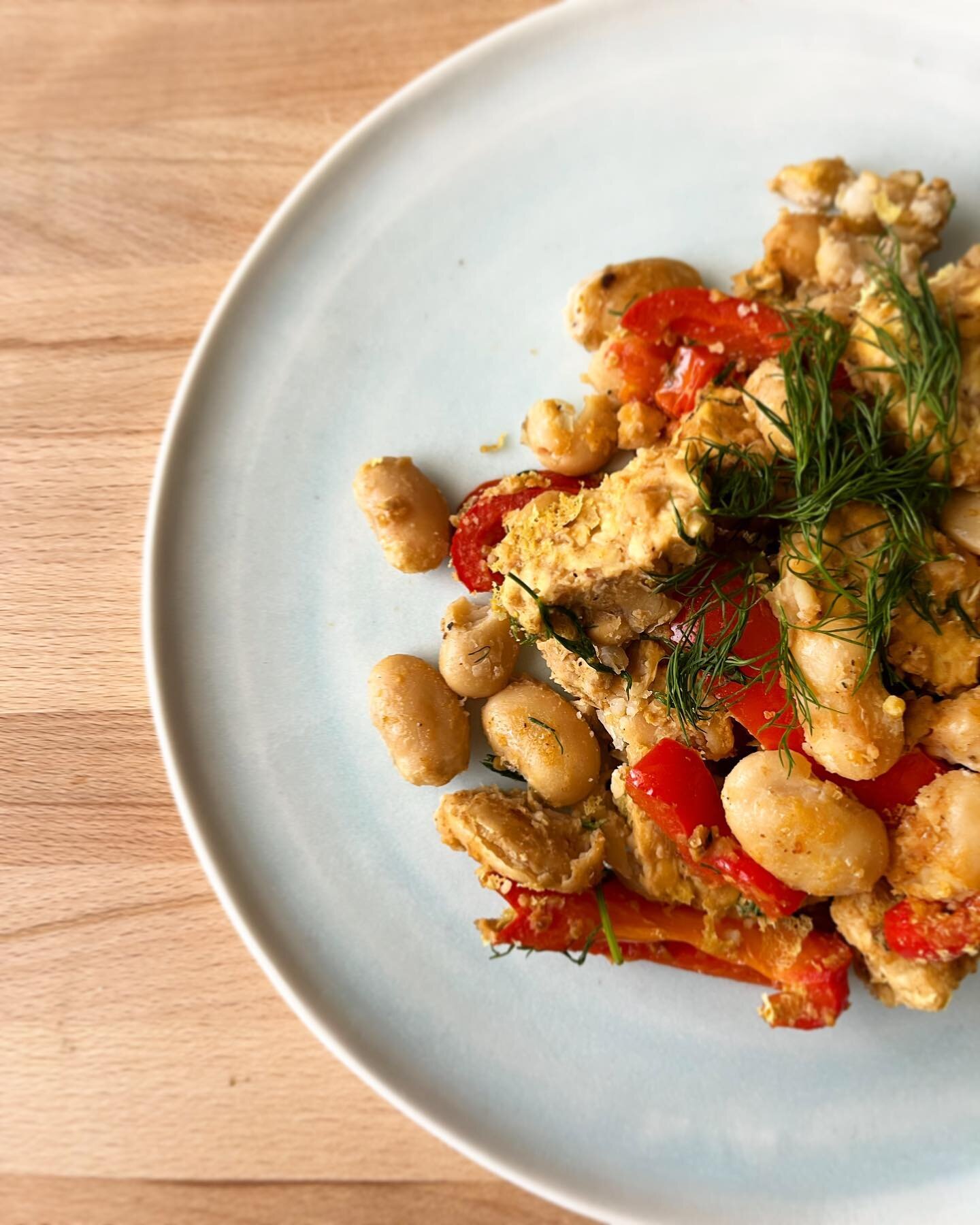 Butter beans and tempeh - an iconic duo in our opinion. 

This creamy combo is warming and nourishing, as well as quick and fresh 💛 

We used:
500g @tempehmeades tempeh 
@boldbeanco queen butter beans
EVOO
Cherry tomatoes
Red pepper 
Garlic
Salt, pe