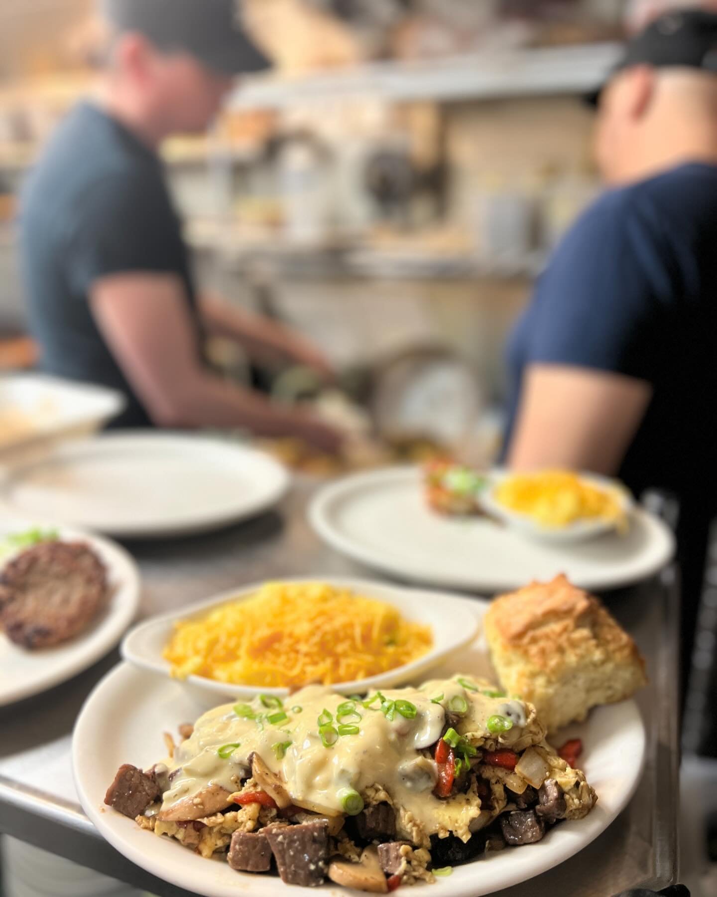 We have an amazing roast beef scramble with sweet onion, roasted red peppers and cremini mushrooms smothered in a roasted poblano cheese sauce for y&rsquo;all today, comes with the usual suspects! Philly cheese steak scramble anyone?!? Mmmmmmm..

#ti