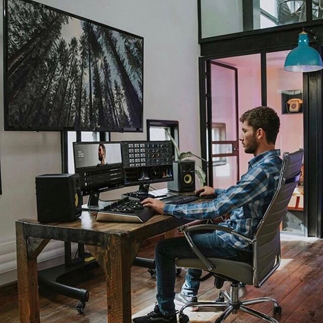 We&rsquo;ve all been spending more time working from home lately. If I had a home office setup as cool as this guy&rsquo;s I&rsquo;d never leave.
.
.
This setup shared via @thesetupinspo and @artlist.io 
DM a pic of your home office setup for a chanc