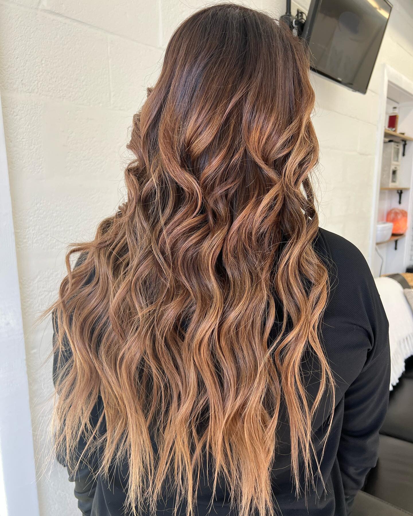 Yowza 🤩 ✨ 
&hellip;this could be your dream hair too! 

18&rdquo; balayaged @haloprofessional install on @allisonbpage @allisonpagephoto by @heatherschair 

Colored previously by @hairbylarissa_h using @wella color and styled with only @bumbleandbum