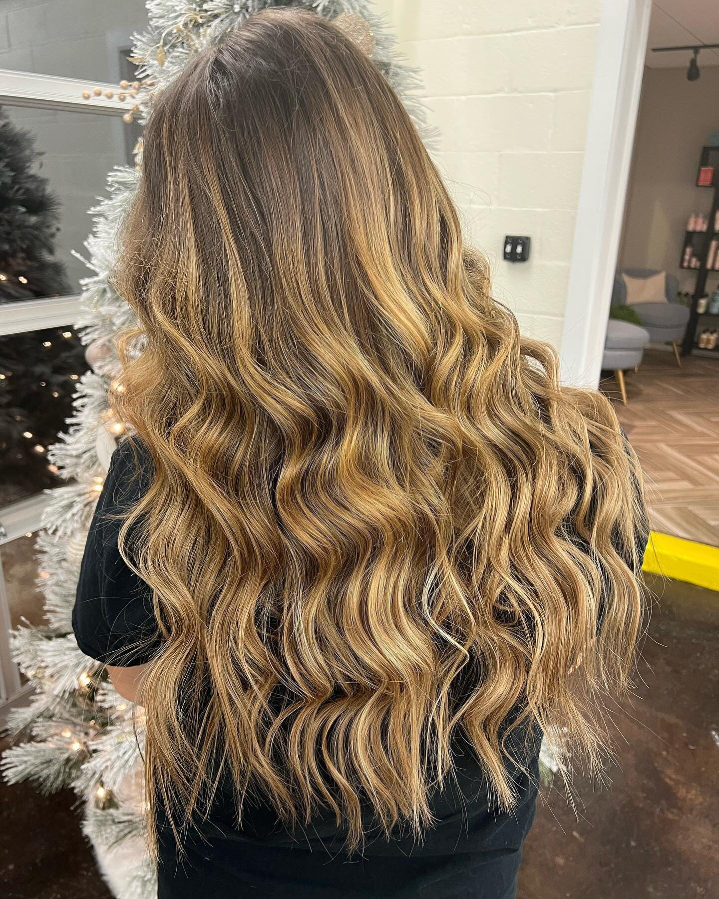 What a transformation!! 😍🤤
Swipe ⏩⏩ for before 

18&rdquo; beautiful balayaged install of  @halocoutureextensions by @hairbylarissa_h 

#tapeinextensions #balayage #extensions #halocoutureextensions #halocouture #hhouseofhair #18inches