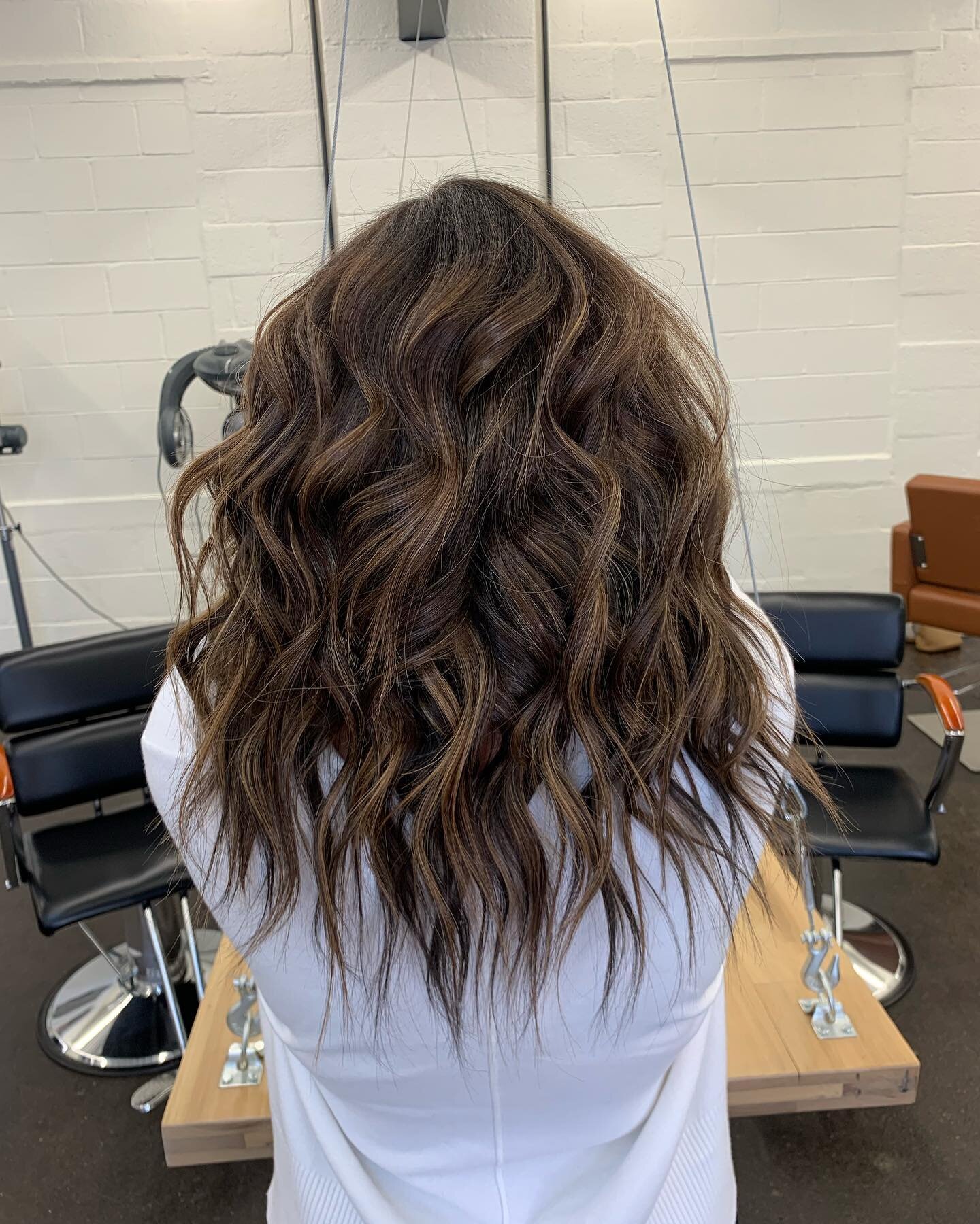 ⚠️Extensions aren&rsquo;t just for extreme lengths!! Check her out!! 

Look at this beautiful install of the 14&rdquo; @halocoutureextensions by @hairbylaurendaubert on @lauren_ei 

Color matched perfectly to give her shoulder length bob a little ext