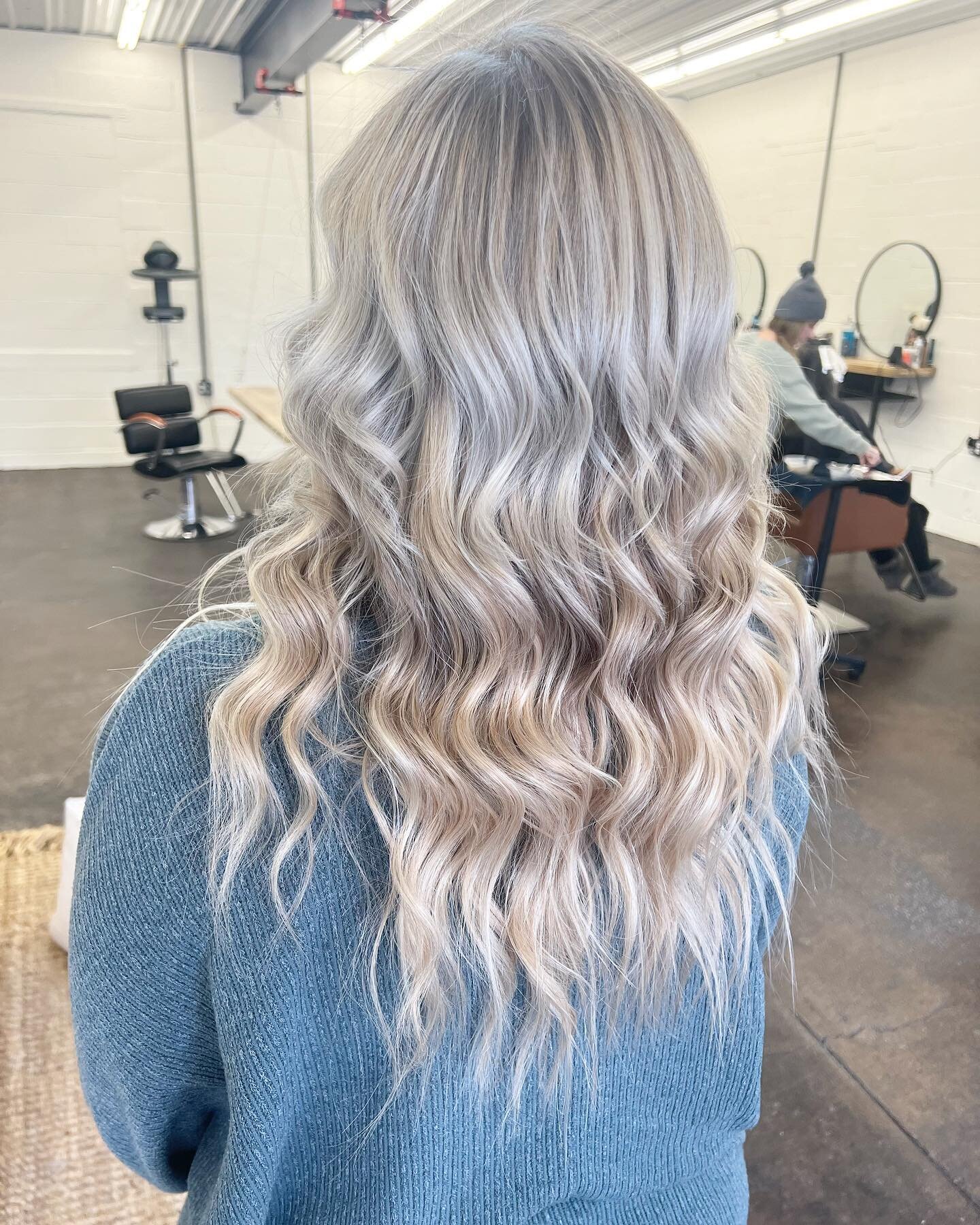 Bam 💥 Pow! 

Color by @heatherschair 
Extension install by @hairbylarissa_h 

#wella #blondor #icyblonde #beigyblonde #hilights #halocoture #halocoutureextensions #bumbleandbumble #hhouseofhair