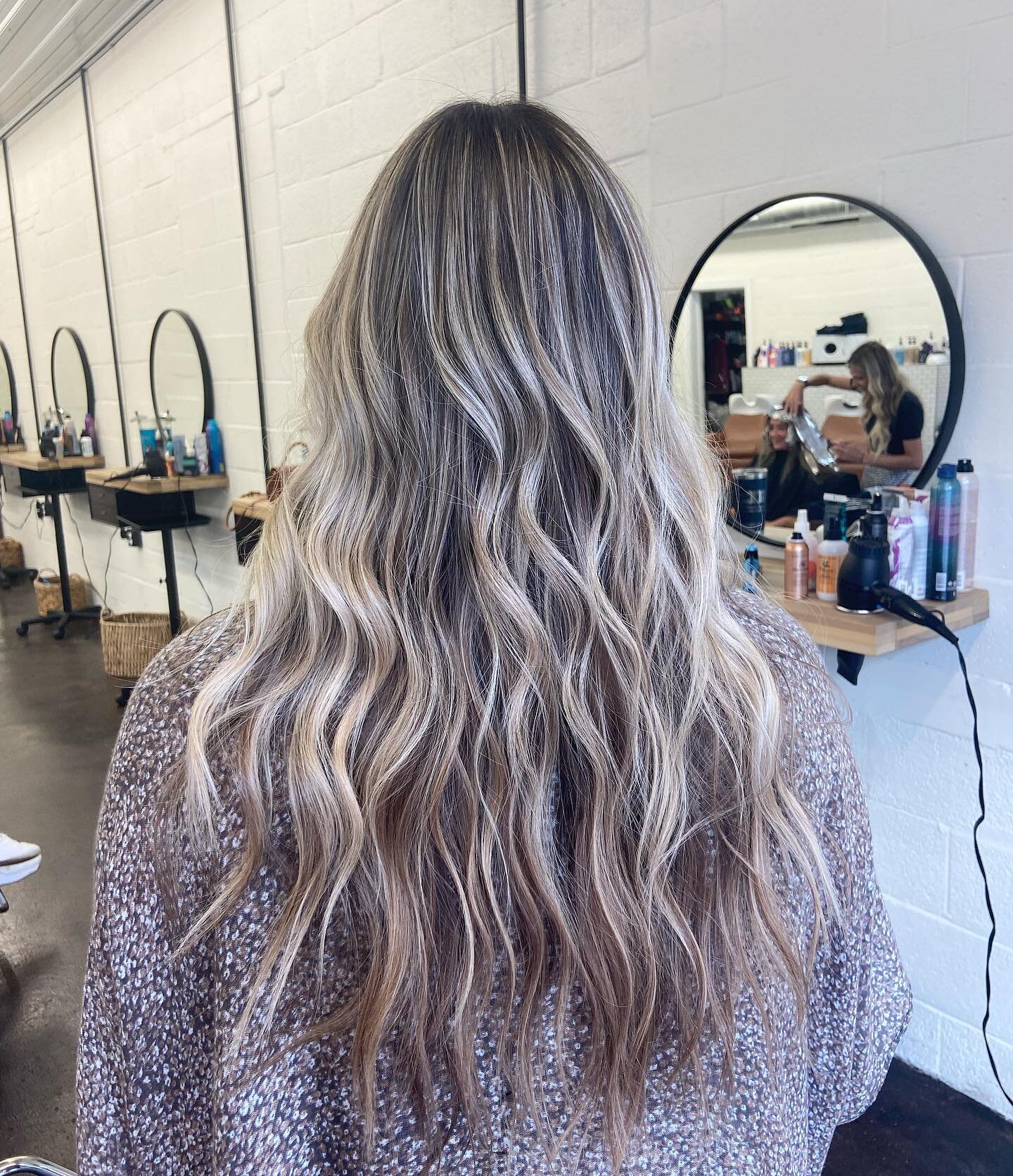 ☀️🌊 Summer hair 

Partial teasy foil by @heatherschair no gloss or root tap needed, just lifted &amp; blended to perfection 👌🏽 This is her biannual touch up, lets talk about beautiful low maintenance! 

#balayage #teasylights #beachhair #hhouseofh
