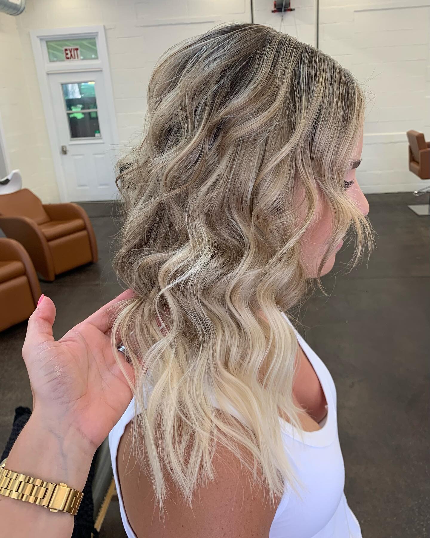 You&rsquo;re going to want to swipe to see this before 🤩⏩ 

GORGEOUS extension install by @hairbylaurendaubert with a little extra pop of blonde to brighten her up! 

#extensions #halocouture #tapeinextensions #balayage #colormatch #hhouseofhair #ce