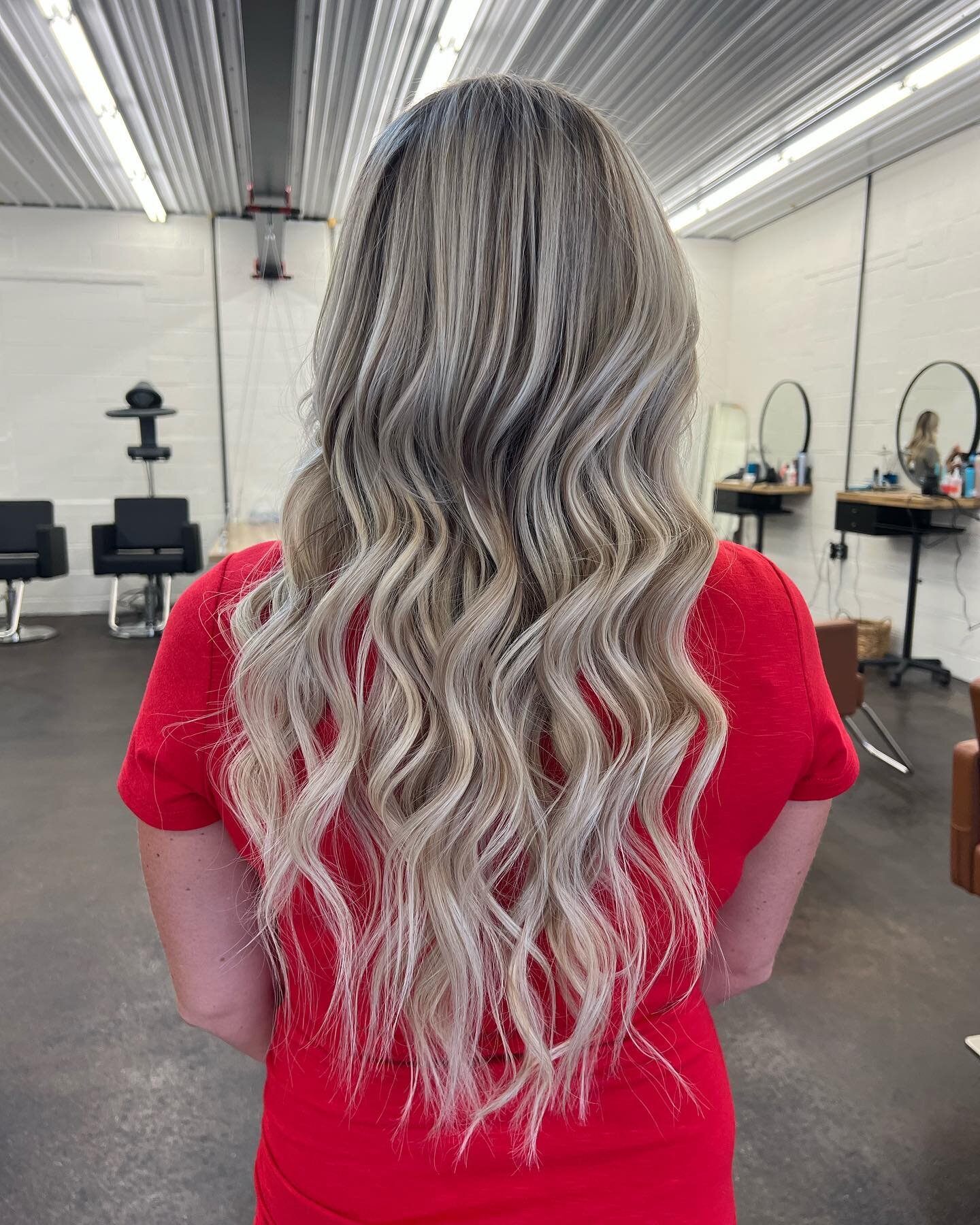 From a short bob to a mermaid. Swipe to watch @heatherschair install 18&rdquo; @halocoutureextensions on this hot mama. 

#extension #certified #haloproextensions #hhouseofhair #tapeinextensions