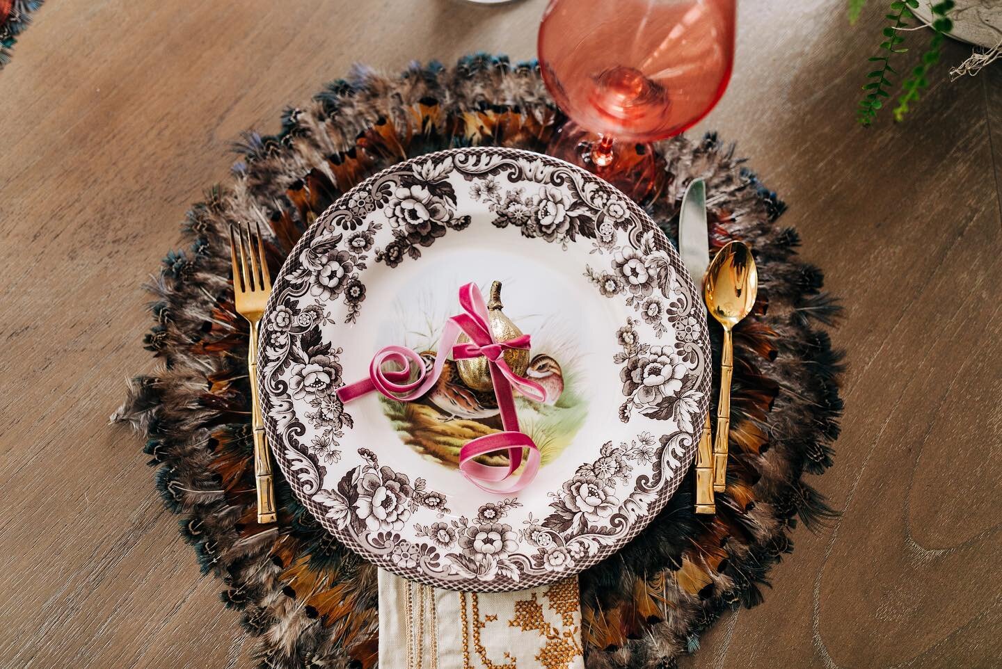 It&rsquo;s officially dining room season! 🦃🍂

#thibautwallpaper
#interiordesigner #mytradhome #bhghome #slhomes #patternplay #yeahthatgreenville #upstateinteriors #flatlay #howihome #greenvilleinteriordesign #pawleysislandinteriordesign #decorating