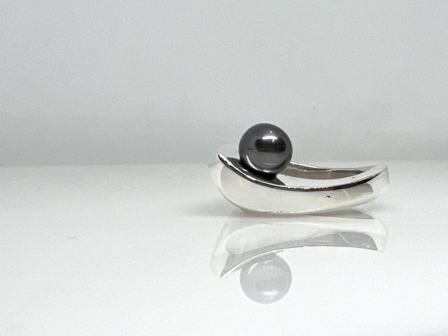 Sculptural wave ring in silver with black pearl.  Elegant and modern with a sleek high polish finish. 

#modernjewelrydesign #minimalist #minimalistdesign #sculpturaljewelry #sculpturaljewelrydesign #quietluxury #ContemporaryDesign #giftideas #blackp