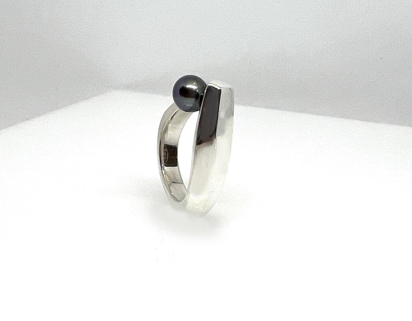 Sculptural wave ring in silver with black pearl.  Elegant and modern with a sleek high polish finish. 

#modernjewelrydesign #minimalist #minimalistdesign #sculpturaljewelry #sculpturaljewelrydesign #quietluxury #ContemporaryDesign #giftideas #blackp