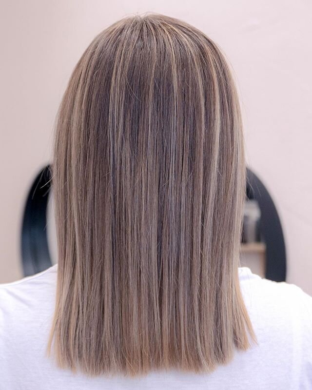 Selbst bei Regenwetter lassen wir Eure Haare, wie von der Sonne gek&uuml;sst, aussehen. 
Wir w&uuml;nschen euch einen sch&ouml;nen Dienstag 🤍
#wunderwerk #empfingen #diesonnefehlt #balayage #nat&uuml;rlichkeit