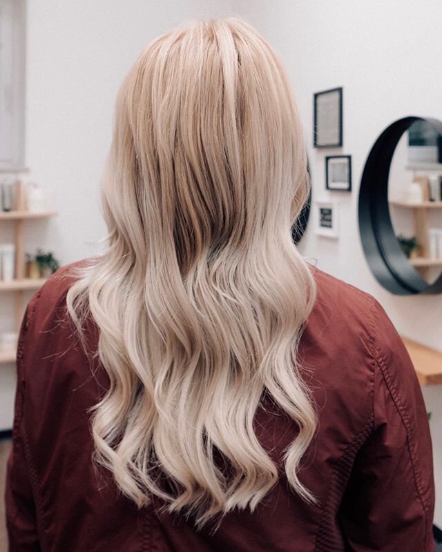 Hier haben wir ein Barbieblond und eine ziemlich beanspruchte Haarstruktur in ein sch&ouml;nes nat&uuml;rliches Blond mit einer gepflegten Haarstruktur verwandelt.
Geduld zahlt sich einfach aus 🌿

Wir w&uuml;nschen Euch noch einen entspannten Sonnta