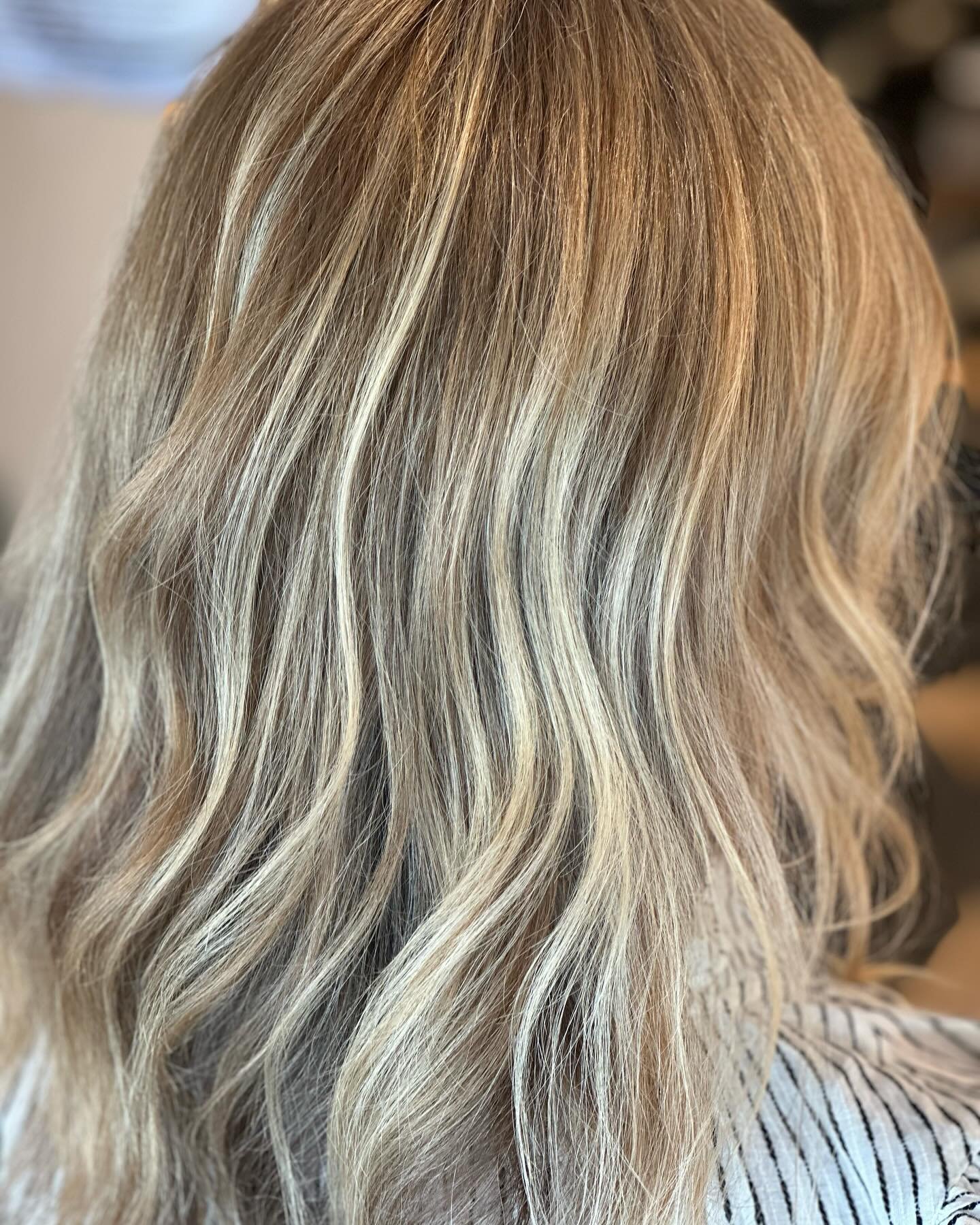 NOTHING TO HIDE 
___________________________________

Double tap for this zoom in on a successful blended &amp; lived in look! 

The process of creating a natural seamless color: 
&bull;Partial foil placement to reconnect some of the grown out lighte